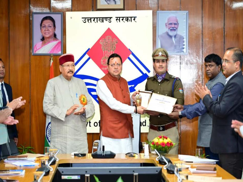 पर्वतीय मार्गों पर क्रैश बैरियर की स्थापना और अनुरक्षण पर विशेष ध्यान दिया जाए-मुख्यमंत्री धामी