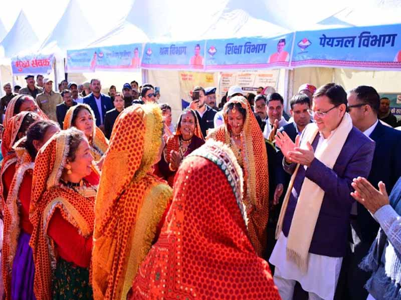 मुख्यमंत्री ने मुख्यसेवक के स्टाल पर बैठकर सुनी जनसमस्याएं, दिए त्वरित समाधान के निर्देश