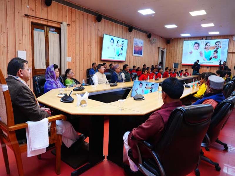 संस्कृति स्कूल के बच्चों के साथ प्रधानमंत्री नरेंद्र मोदी के मन की बात कार्यक्रम के 131वें एपिसोड को सुना मुख्यमंत्री ने