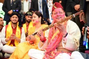 मुख्यमंत्री आवास में गूंजे होली के गीत